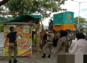 Satpol PP Padang Angkut Lapak PKL di Koto Tangah