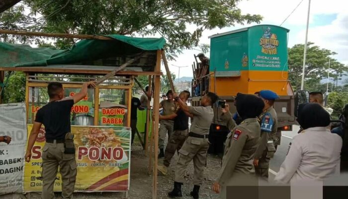 Satpol PP Padang Angkut Lapak PKL di Koto Tangah