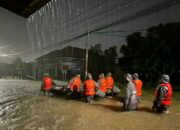 Tim SAR Brimob Bantu Warga Terjebak Banjir di Tunggul Hitam