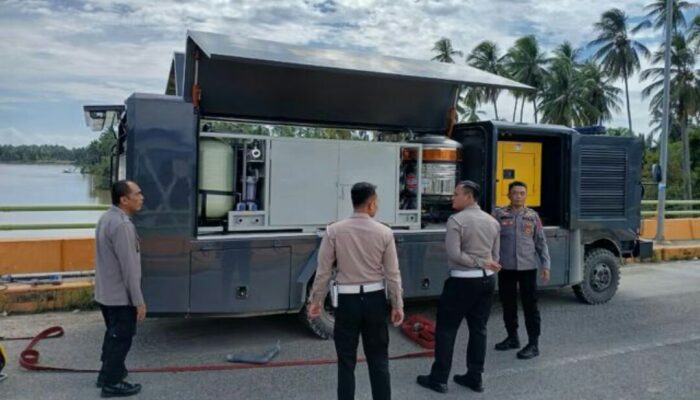 Polda Kirim Kendaraan Khusus Penjernih Air di Pessel