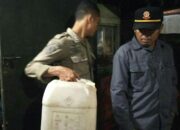 Satpol-PP Padang Angkut Satu Jerigen Tuak Suling dari Warung