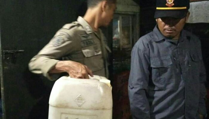 Satpol-PP Padang Angkut Satu Jerigen Tuak Suling dari Warung