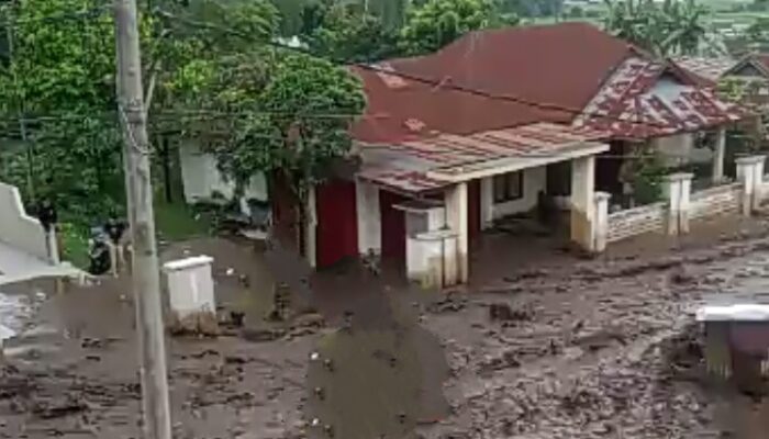 Jalan Padang- Bukittinggi Putus di Terjang Lahar Gunung Marapi