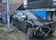 Diduga Mabuk, Xpander Hantam Toko dan Traffic Light Hingga Roboh