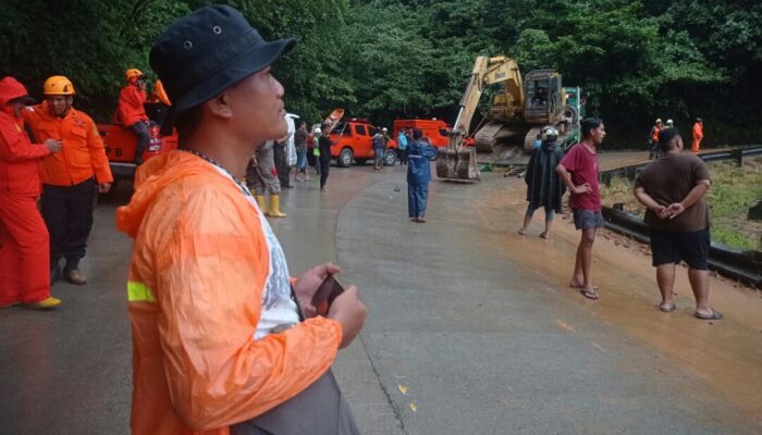 Longsor di Kelok Banto Akses Jalan Tertutup Solok -Padang