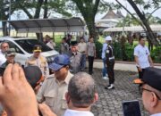 Prabowo Bagi Bantuan Korban Banjir Bandang di Sumbar