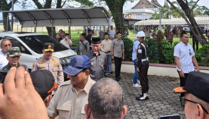 Prabowo Bagi Bantuan Korban Banjir Bandang di Sumbar
