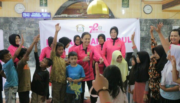 Ketum Bhayangkari Hibur Pengungsi Banjir Bandang di Sumbar