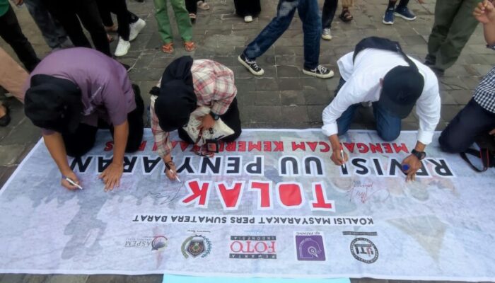 Wartawan Sumbar Gelar Aksi Tolak RUU Penyiaran