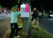 Satpol-PP Padang Copot Iklan dan Poster Caleg di Pohon