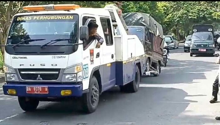 Dishub Padang Razia dan Derek Mobil yang Parkir Sembarangan