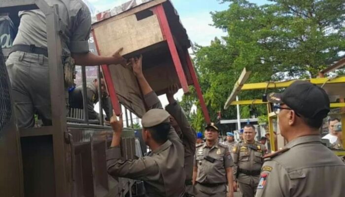 Lapak PKL Kena Penertiban Satpol-PP Padang