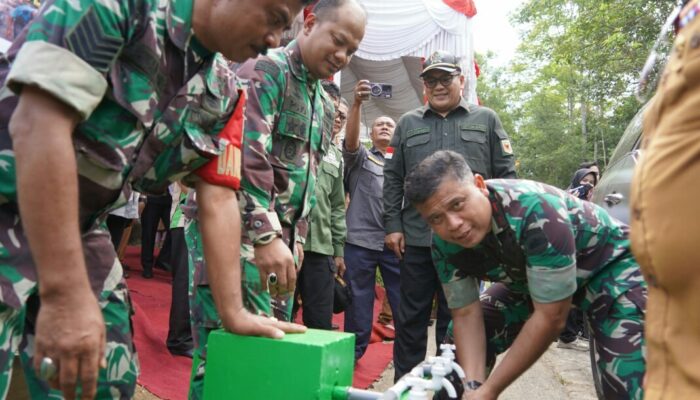 Danrem 032/Wbr Dukung Program Air Bersih di Sungai Tarab