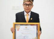 HUT Padang ke-355, Musfi Yendra Terima Pin Emas sebagai Tokoh Termuda