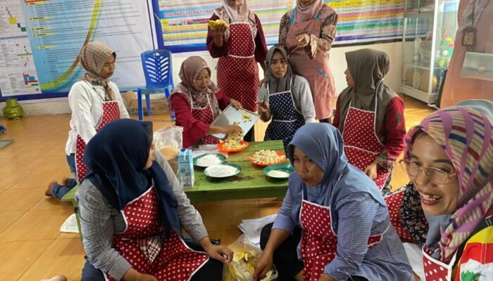 Tim Dosen UNP Beri Pelatihan Buat Kue ke ibu PKK Nagari Sunua Tangah