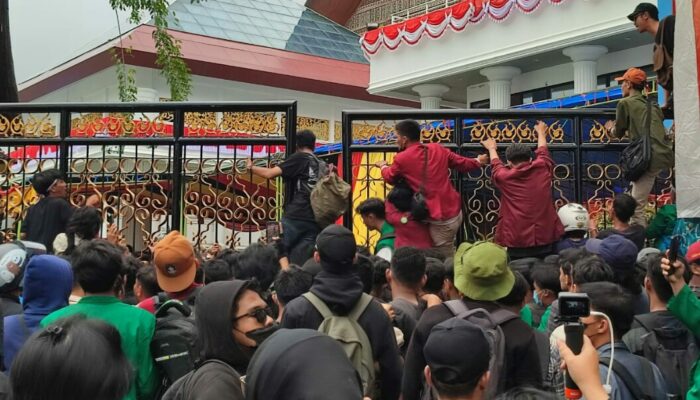 Ratusan Mahasiswa Kawal Putusan MK di DPRD Sumbar