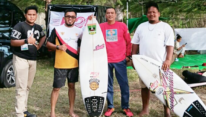 Angin dan Badai Ganggu Latihan Tim Peselancar Sumbar PON XXI