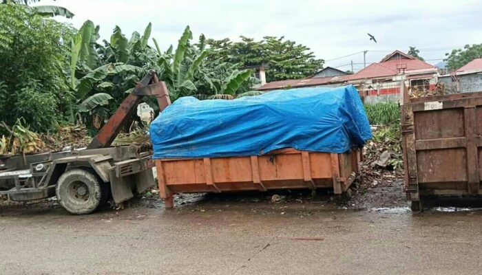 Cegah Tercecer, Truk Sampah di Padang Kini Dilengkapi Terpal