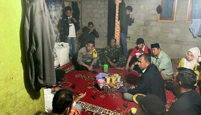 Polisi Bantu Evakuasi Korban Longsor Tambang Emas Ilegal