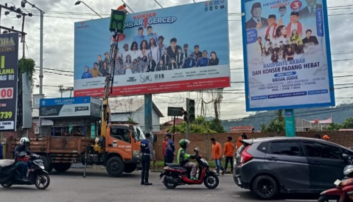 Masa Tenang Bawaslu dan Pol PP Padang Tertibkan APK