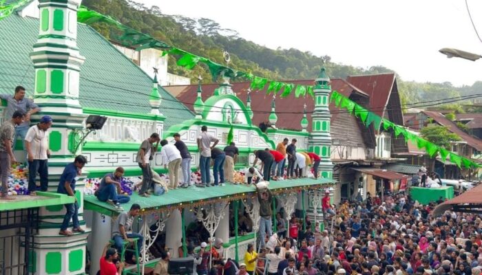 Tradisi Serak Gulo Pererat Kebersamaan Warga