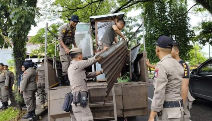 Satpol PP Padang, SK 4 dan Babinsa Tertibkan Lapak di Atas Trotoar