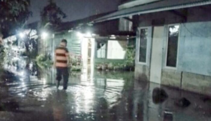 Cuaca Buruk Akibatkan Banjir Rob di Padang Rusak Rumah Warga