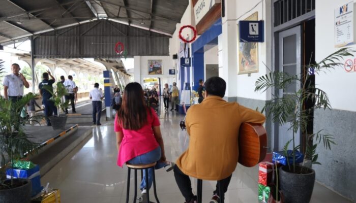 Hibur Penumpang KAI Sumbar Hadirkan Live Music di Stasiun