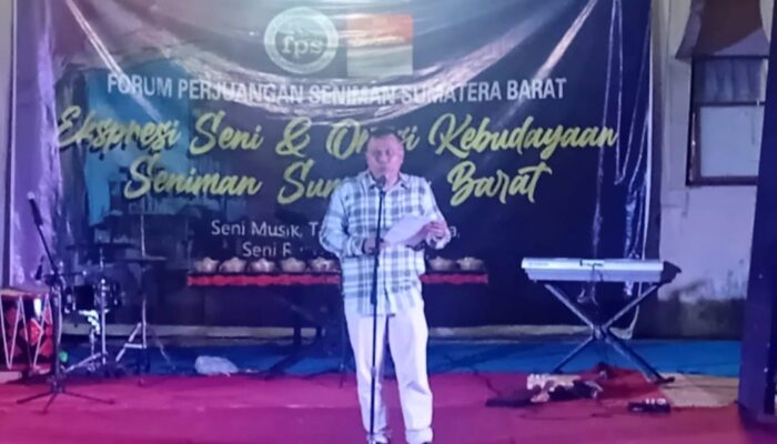 M. Isa Gautama Orasi Budaya di Panggung Ekspresi FPS Sumbar