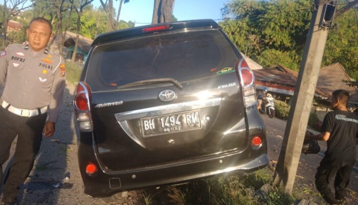 Avanza Tabrak Pohon Sopir dan Penumpang Luka-luka