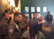 Satpol PP Padang Sita Belasan Miras di Kafe Karaoke