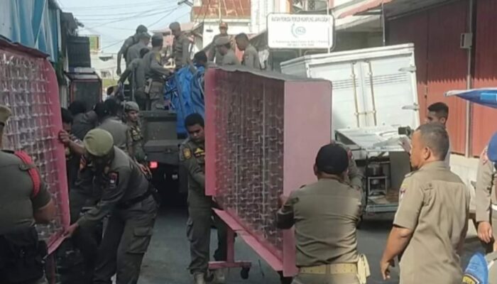 Satpol PP Padang Tertibkan Lapak PKL di Kawasan Permindo