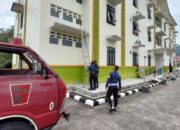 Damkar Padang Evakuasi Kucing Terjebak di Lantai 3 Asrama