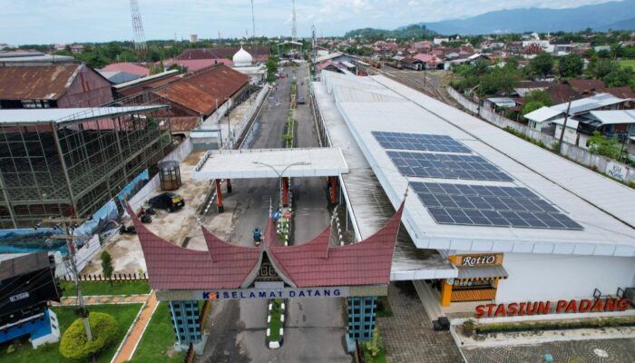 KAI Divre ll Sumbar Pasang PLTS di Stasiun Padang