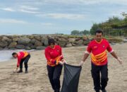Ditpamobvit Polda Sumbar Peduli Sampah di Pantai