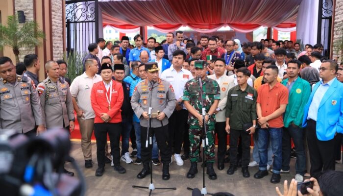 Kapolri dan Panglima TNI Bagikan 161.411 Paket Bansos