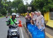 Darmawanita Persatuan UNP Bagikan Pabukoan ke Masyarakat