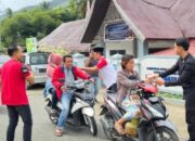 Pegawai Lapas Suliki bagi-bagi Takjil ke- Warga sekitar
