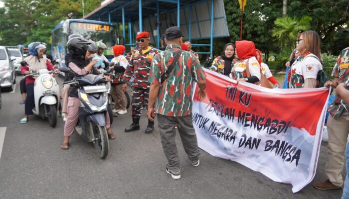 LSM dan Ormas Cinta TNI Kota Padang Aksi Berbagi Takjil