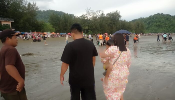 Pantai Air Manis Padang Jadi Favorit Destinasi Lebaran