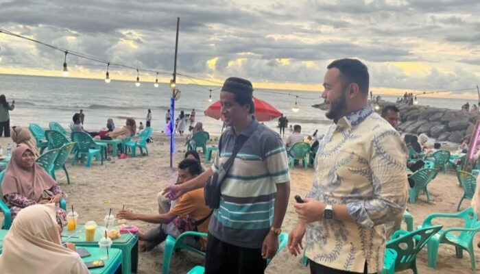 Wali Kota Fadly Amran Nikmati Lebaran di Pantai Padang