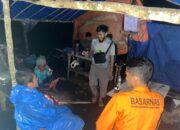 Delapan Orang Terjebak di Tengah Aliran Sungai Naik