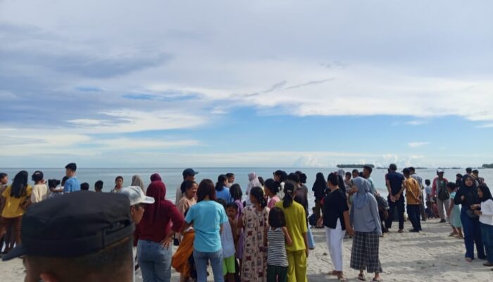 16 Remaja Terseret Ombak di Pantai Tiku, 1 Tewas, 2 Dalam Pencarian