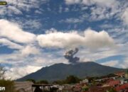 Gunung Marapi Erupsi, Kolom Abu Capai 800 mtr di Atas Puncak