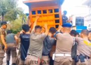 Satpol PP Padang Angkut Lapak Pedagang di Kawasan Pantai