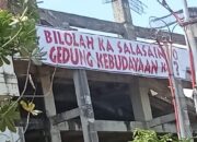Spanduk Raksasa Sindir Mangkraknya Gedung Kebudayaan