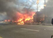 Enam Petak Toko di Jalan Hamka Padang Hangus Terbakar