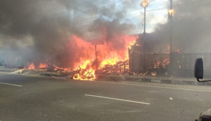 Enam Petak Toko di Jalan Hamka Padang Hangus Terbakar