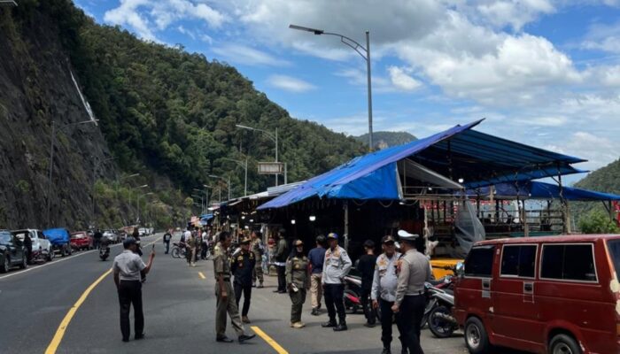 Tim Gabungan Tertibkan PKL dan Parkir Liar di Fly Over Kelok 9