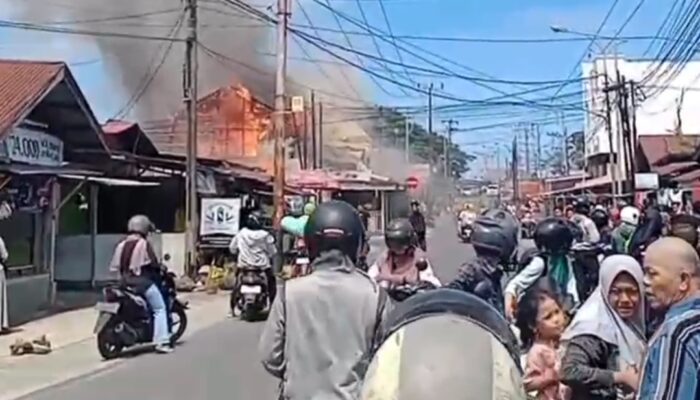 Sebuah Kedai Makan di Nanggalo Hangus Terbakar
